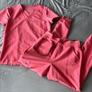 Figs Coral Women’s Scrub Set